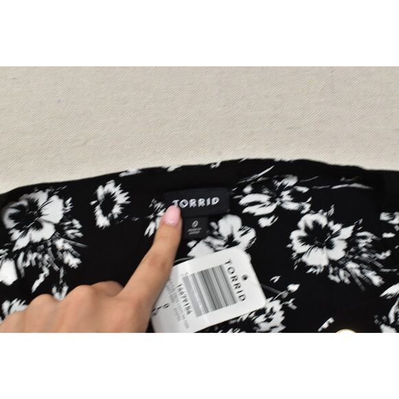 Torrid Black Floral V-Neck Tank Top Plus Size 0 (L) Rayon Blouse Black NEW - Picture 5 of 8